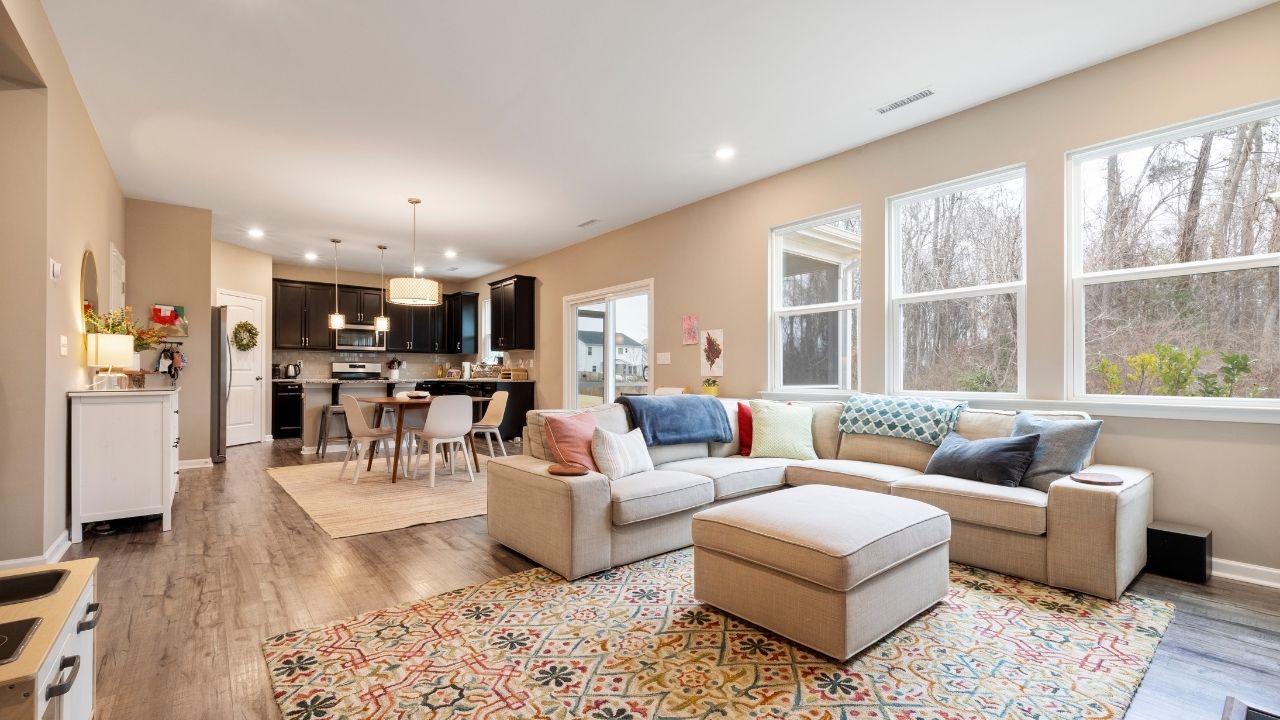 Panele winylowe – kiedy warto je wybrać i jakie mają przewagi nad klasycznymi podłogami