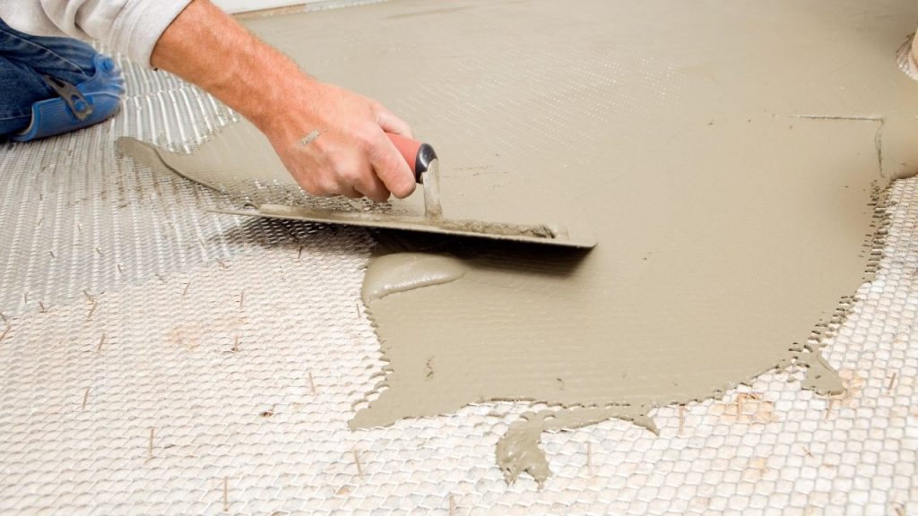 Przygotowanie podłoża pod podłogi — dlaczego jest to krok kluczowy dla trwałości?