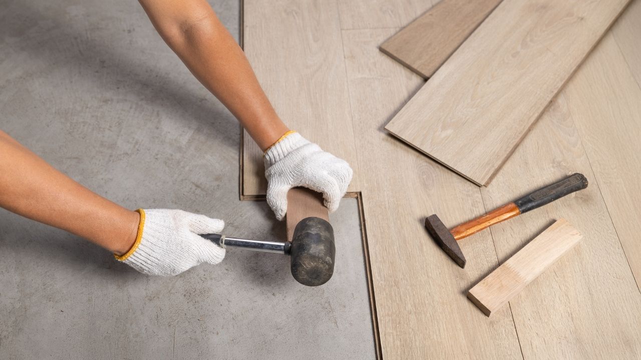 Panele winylowe klejone vs na click – różnice, zalety i kiedy które wybrać